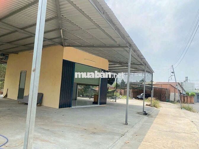 Nhà kế bên trường tiểu học Tương Bình Hiệp, rộng hơn 200m2 sân 4 ô tô