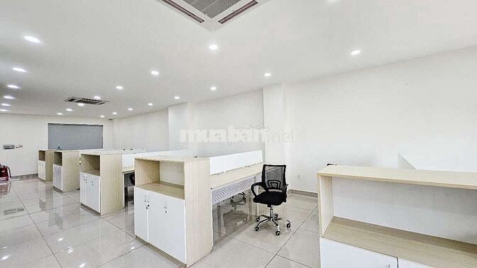 Cho thuê nguyên tầng văn phòng đẹp, setup full nội thất cho 20 nhân sự