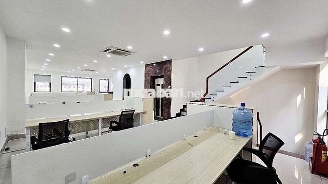 Cho thuê nguyên tầng văn phòng đẹp, setup full nội thất cho 20 nhân sự