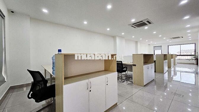 Cho thuê nguyên tầng văn phòng đẹp, setup full nội thất cho 20 nhân sự