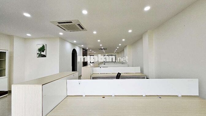 Cho thuê nguyên tầng văn phòng đẹp, setup full nội thất cho 20 nhân sự