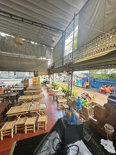 Cần sang lại quán ăn tọa lạc tại vị trí cực kỳ đắc địa, ngay góc ngã 3