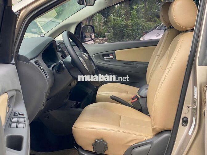 Toyota Innova E 2012 Vàng cát