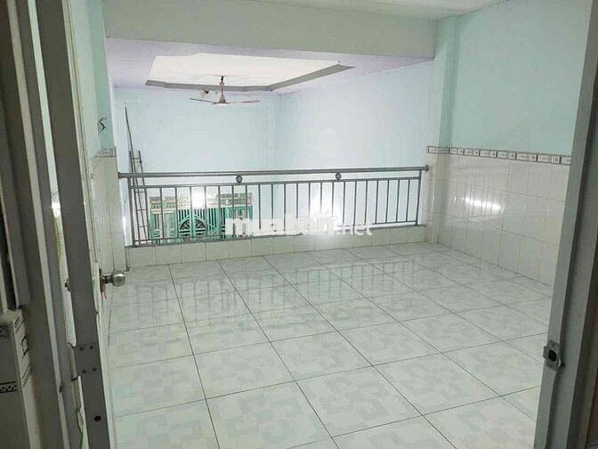 Cho thuê nhà 5tr/ tháng.  DT: 4m x 20m Lầu 3PN (2 kín 1 mở) 2WC.  👉 Đư