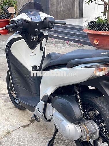 Honda SH150i nhập ý...đăng ký 2011 108 đầu.Trắng