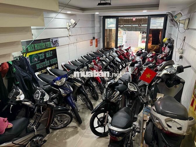 tìm thợ dọn xe cửa hàng xe máy