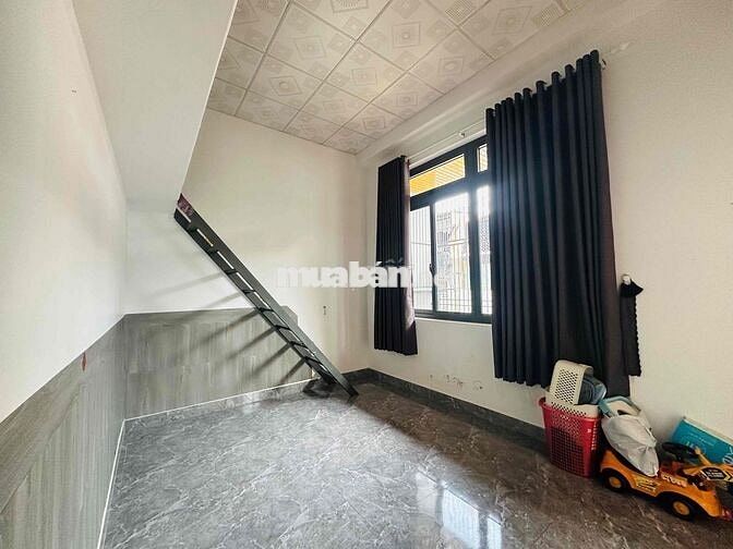 cho thuê nhà hẽm 102 Nguyễn Tât Thành thông Đinh Núp