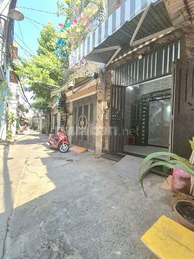 Nhà chính chủ 1 trệt 2 Lầu Sân thượng. Hẻm xe hơi Thông .