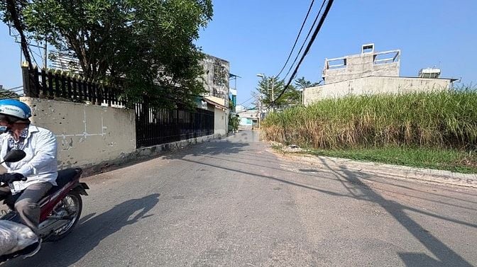 Đất Thổ 88 m2, 3 Mặt tiền, Xã Nhơn Đức,hẻm 7m,XD Ngay