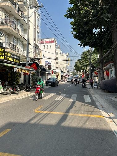 NHÀ NGAY LÊ VĂN THỊNH RẼ VÀO 5 X 21M - XÂY 4 LẦU - BÁN 10 TỶ