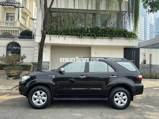 Toyota Fortuner 2010 V std 85.000 km Đen