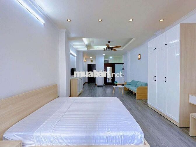 THIẾT KẾ TRẺ TRUNG ngay CMT8 - ban công và thang máy