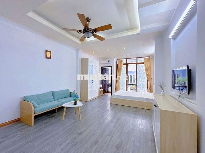 THIẾT KẾ TRẺ TRUNG ngay CMT8 - ban công và thang máy