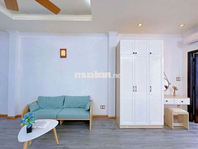 THIẾT KẾ TRẺ TRUNG ngay CMT8 - ban công và thang máy