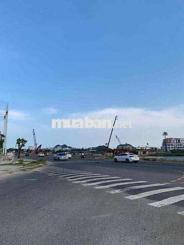 🏠 BÁN NHÀ PHỐ HIỆN ĐẠI – VIEW SÂN BÓNG – NGAY SÁT CẦU ĐANG XUYÊN SÔNG