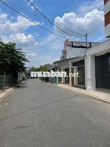 BÁN NHÀ SÁT ĐƯỜNG QL13-112M2- 3 TẦNG BTCT- 4 PN- XE HƠI NGỦ TRONG NHÀ