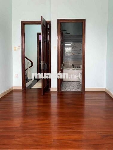 BÁN NHÀ SÁT ĐƯỜNG QL13-112M2- 3 TẦNG BTCT- 4 PN- XE HƠI NGỦ TRONG NHÀ