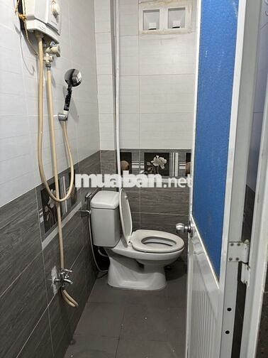 Cho thuê phòng trọ lối đi riêng, sát trường học, chợ, P4, Q4. DT 25m2.
