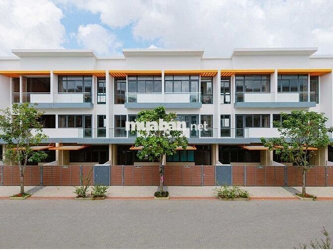 Cần bán nhà 2 lầu MT đường 826E , Long An mới xây giá tốt