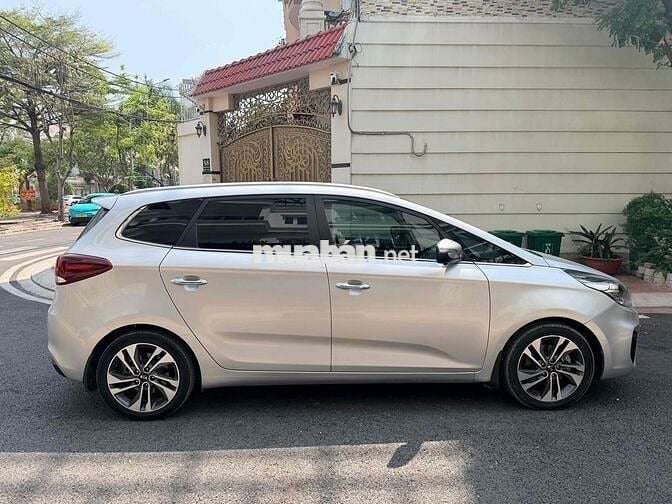 Kia Rondo 2.0 số tự động 7 chỗ sản xuất 2017