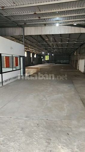 Cần cho thuê kho/xưởng 700m2 giá 35tr, đường xe tải lớn vào tận kho