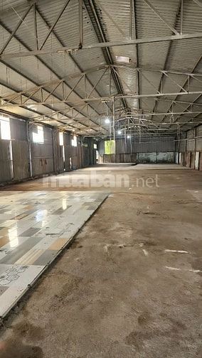 Cần cho thuê kho/xưởng 700m2 giá 35tr, đường xe tải lớn vào tận kho