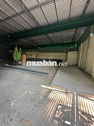 cho thuê kho xưởng 240m2 điẹn 3 pha sẵn . đường lớn .
