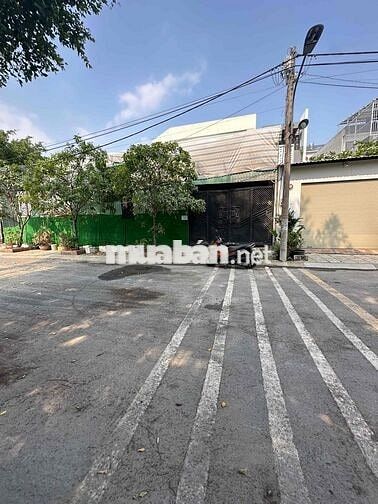 cho thuê kho xưởng 240m2 điẹn 3 pha sẵn . đường lớn .