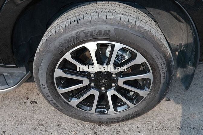 Ford Everest 2025 Platinum 1.8 vạn km Đen