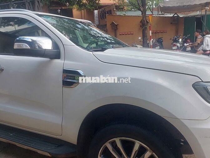 Ford Everest Titanium Trắng