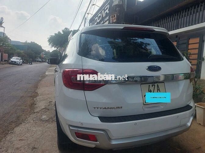 Ford Everest Titanium Trắng
