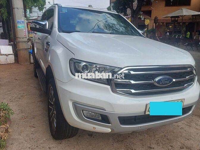Ford Everest Titanium Trắng