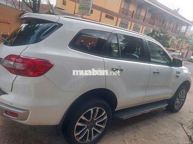Ford Everest Titanium Trắng