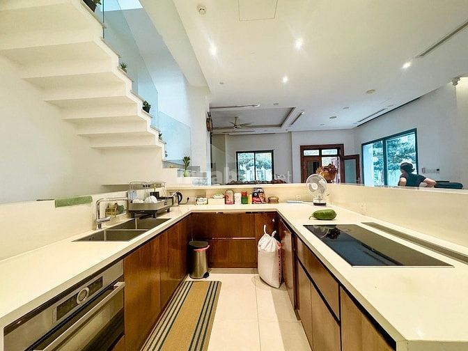  Bán biệt thự Vinhomes Central Park, 309m², căn góc, có hầm, sân vườn