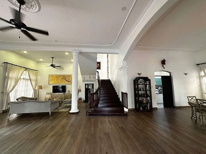 Cho thuê biệt thự Thảo Điền 800m², 2 tầng, 5PN, hồ bơi riêng, $5500/th