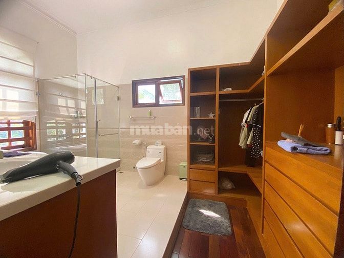 Cho thuê biệt thự Thảo Điền 800m², 2 tầng, 5PN, hồ bơi riêng, $5500/th