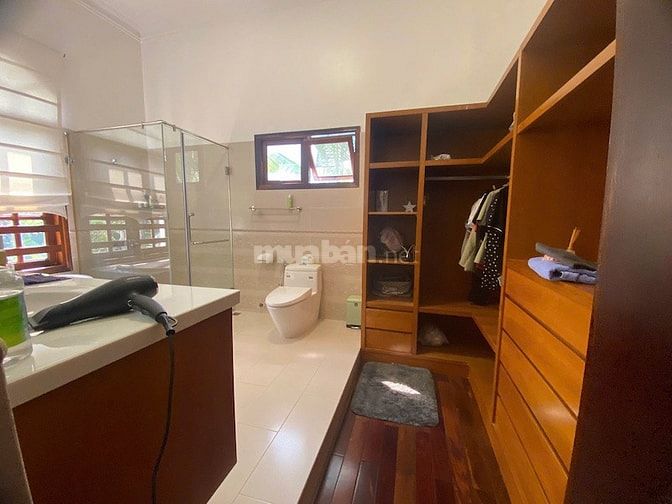 Cho thuê biệt thự Thảo Điền 800m², 2 tầng, 5PN, hồ bơi riêng, $5500/th