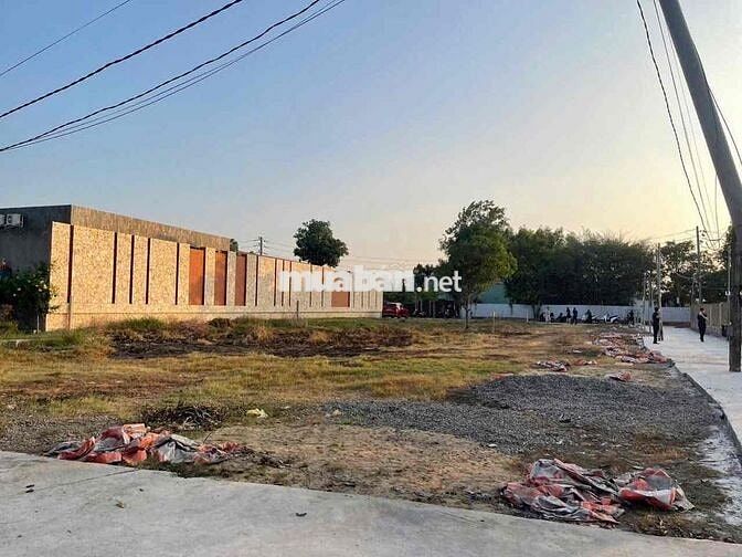 CẦN TIỀN BÁN GẤP LÔ ĐẤT NGAY CHỢ THẠNH PHÚ
