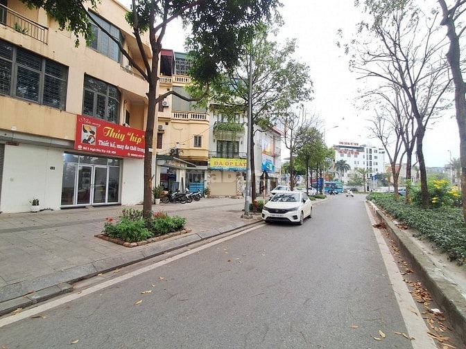 Mặt Phố Ngô Gia Tự - Long biên – 72 M2 – 2 Tầng – MT 6 M – Giá 20.1 Tỷ