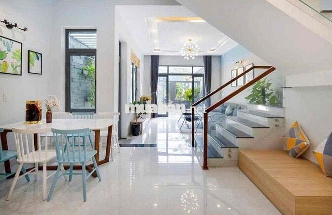 Chủ cần bán nhanh căn biệt thự mới xây, gần Bờ kè Bửu Long