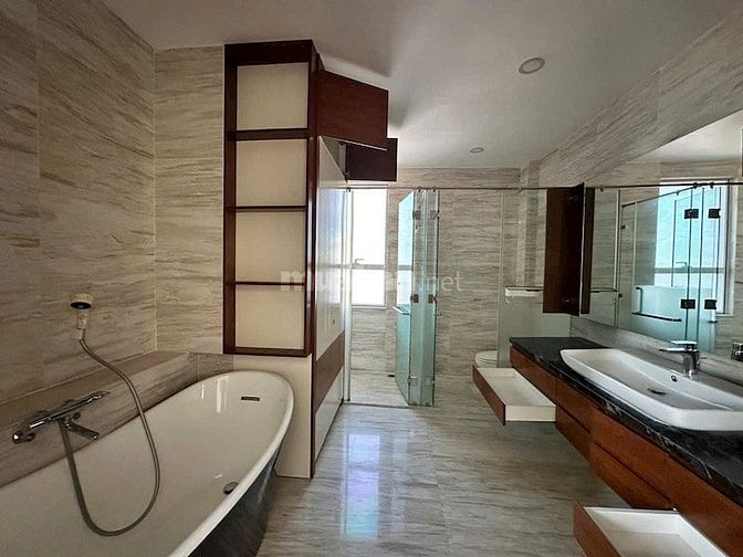 Cho thuê căn Penthouse Tropic Garden Thảo Điền, 4PN, 370m2, sân vườn