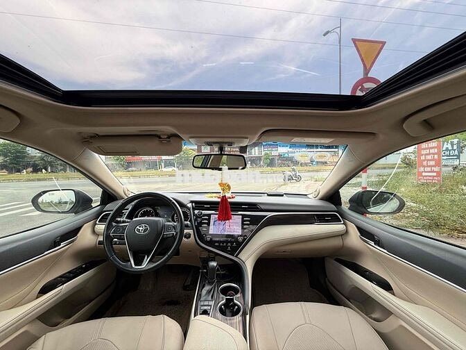 Toyota Camry 2.5Q màu Trắng