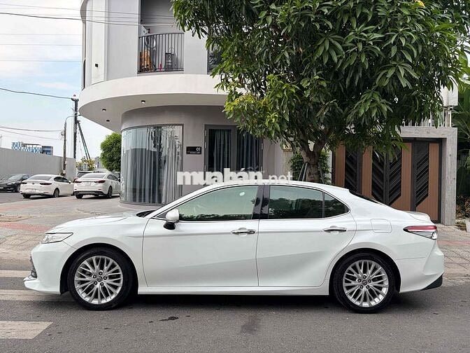 Toyota Camry 2.5Q màu Trắng