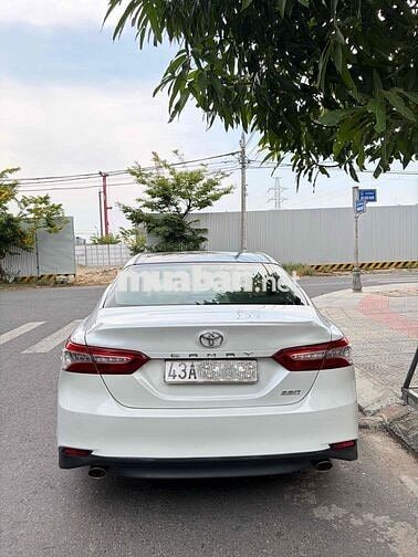 Toyota Camry 2.5Q màu Trắng