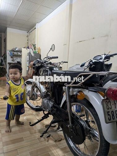 Honda 67 Đen trắng Cổ điển