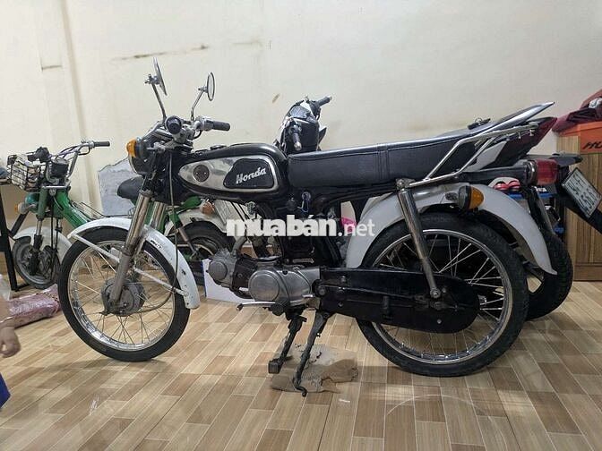 Honda 67 Đen trắng Cổ điển