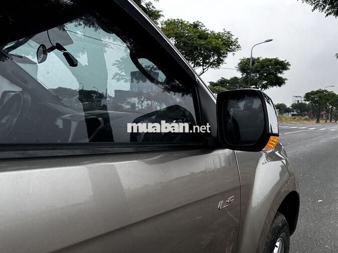 Isuzu D-Max Xám Số sàn