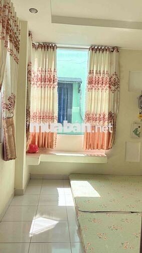 BÁN NHÀ NHỎ XINH CÓ SÂN VƯỜN KẾ BÊN