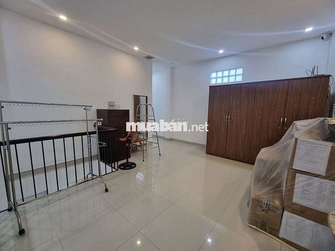 Nhà 2 lầu 162.8m2 ngang 6m xe hơi đậu trong nhà giá ngộp
