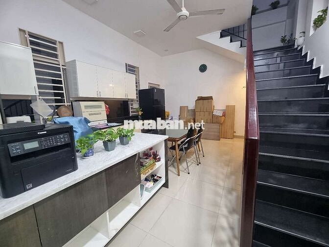 Nhà 2 lầu 162.8m2 ngang 6m xe hơi đậu trong nhà giá ngộp